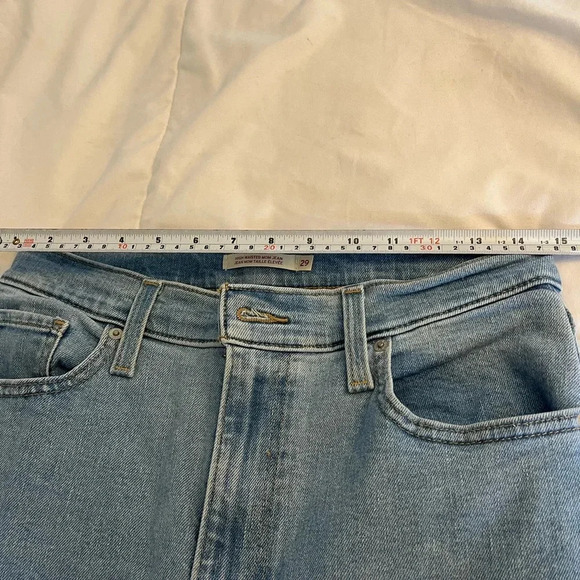 Levi's® Premium
80S MOM WOMEN'S JEANS Size 29 Light Wash Retro Relaxed, Slouchy - Picture 11 of 14